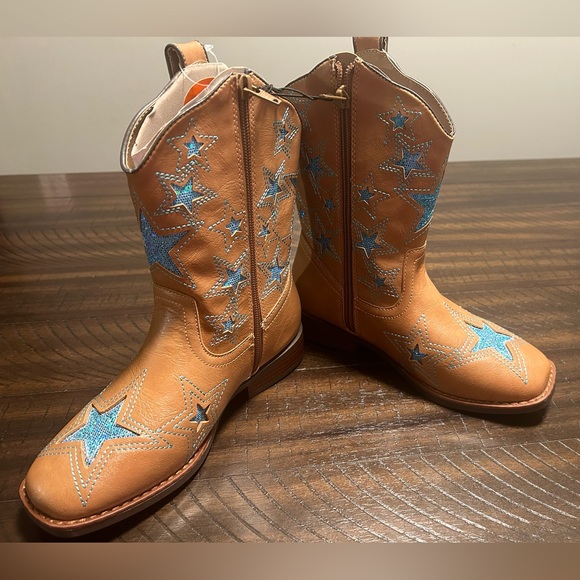 Faux Leather Cowgirl boots. Kids Size 2.               Cowgirl/ Halloween - Picture 3 of 8